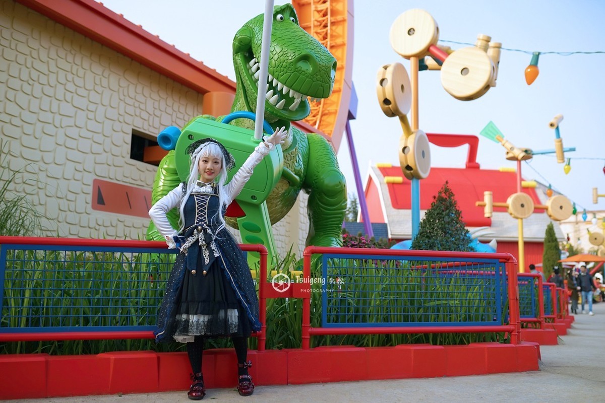 和尼克·王尔德合影