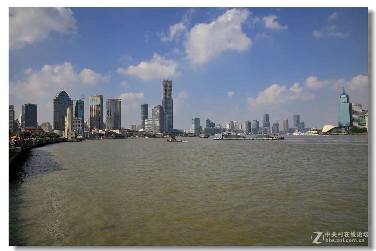 蓝天白云下的上海外滩景色1