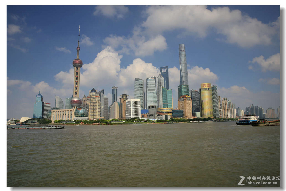 蓝天白云下的上海外滩景色1