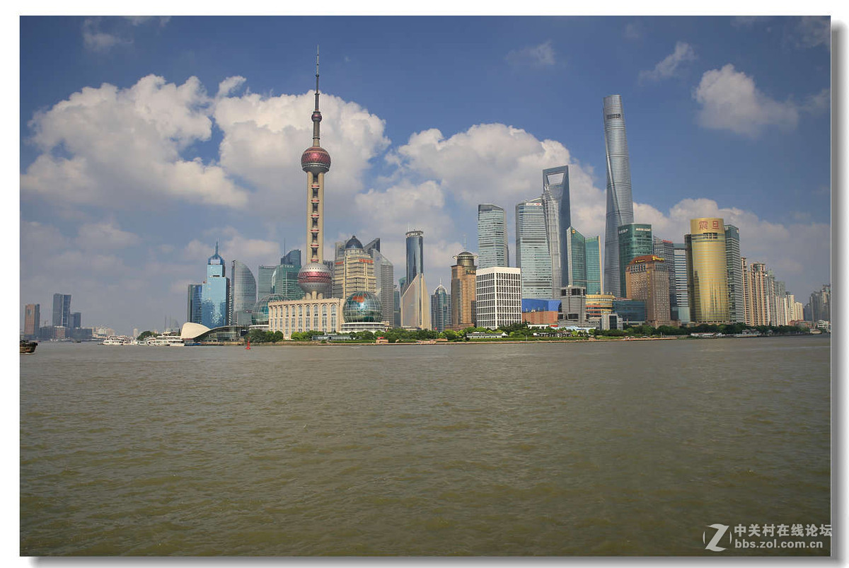 蓝天白云下的上海外滩景色1