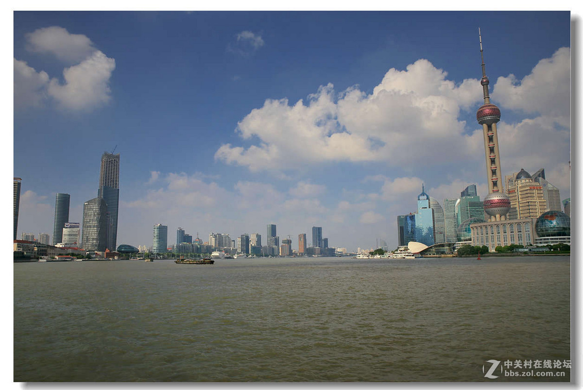 蓝天白云下的上海外滩景色1