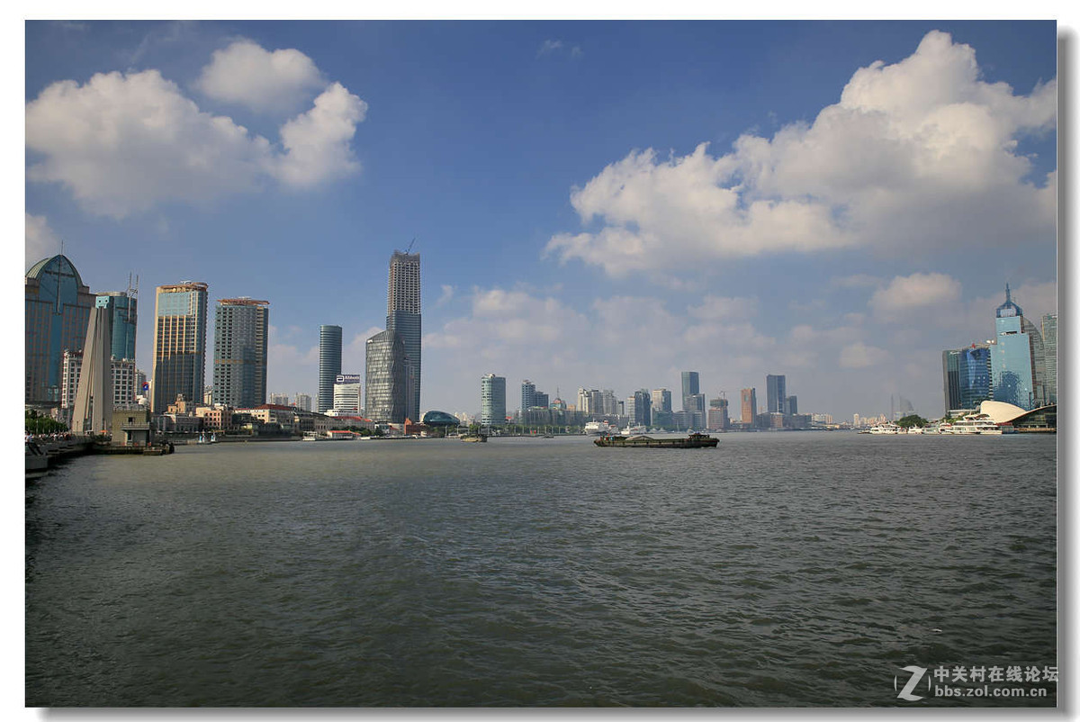 蓝天白云下的上海外滩景色1