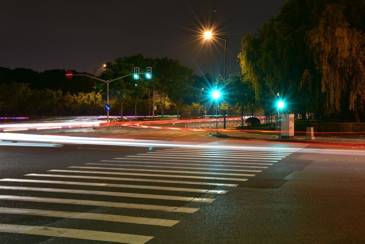 夜景练镜路灯星芒与车流线条