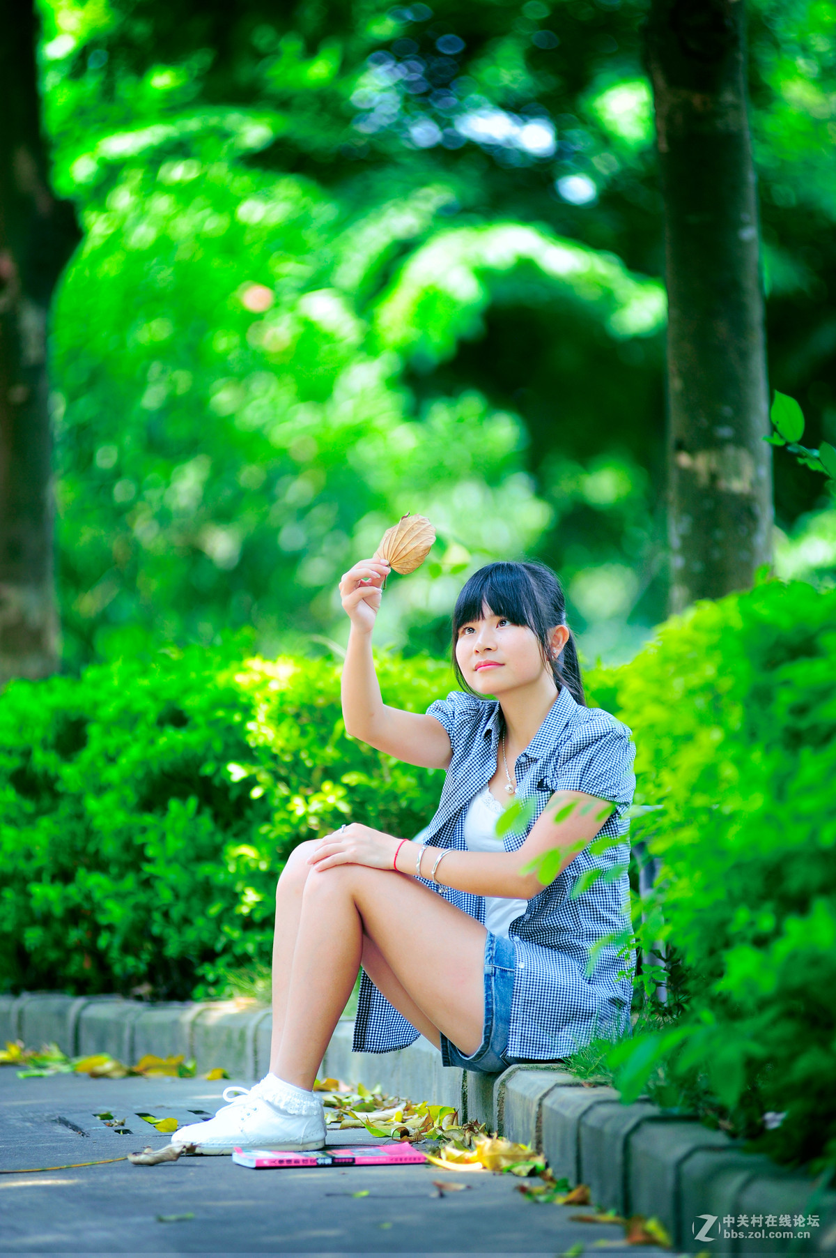 刚进的小钢炮就找了个妹子拍人像