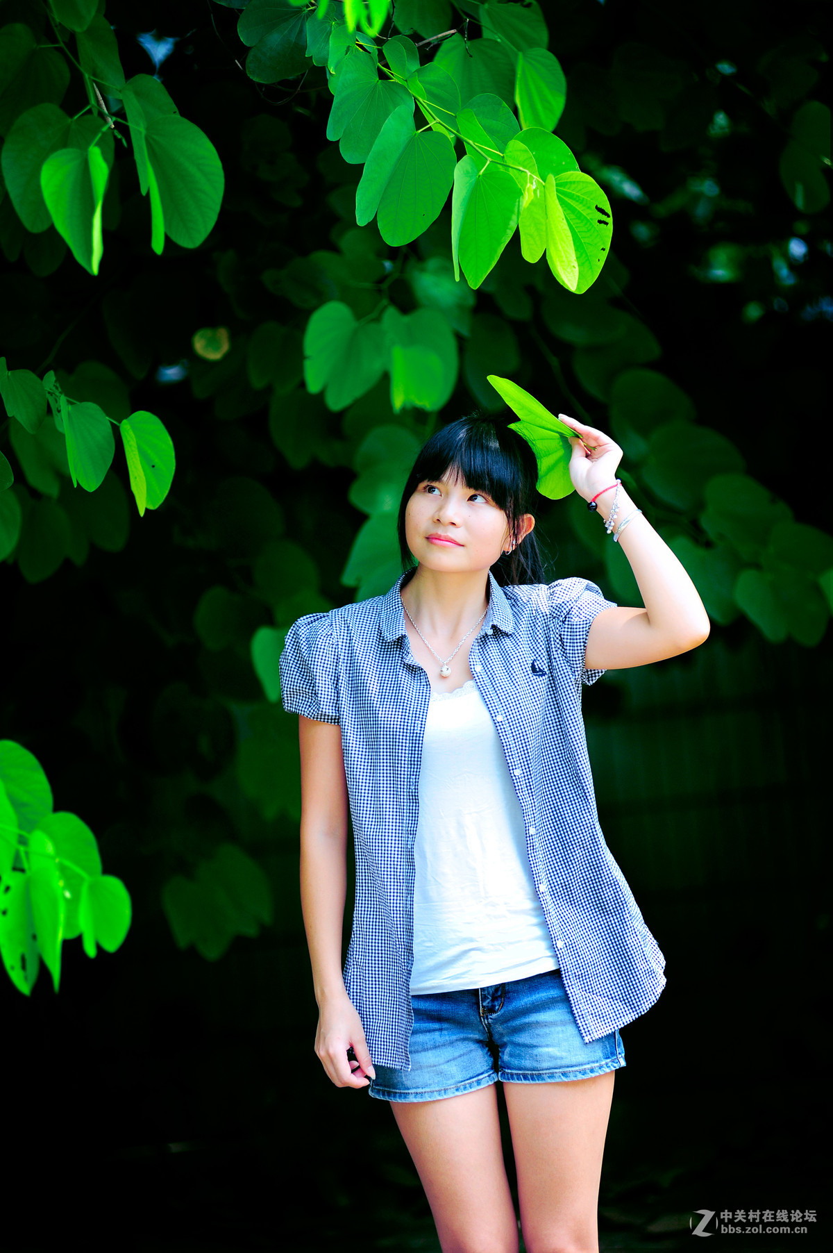 刚进的小钢炮就找了个妹子拍人像