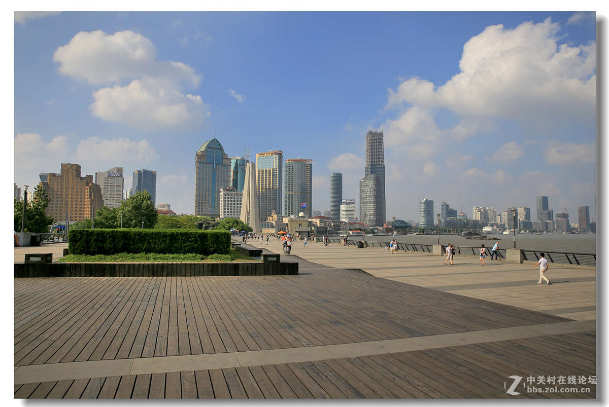 蓝天白云下的上海外滩景色2