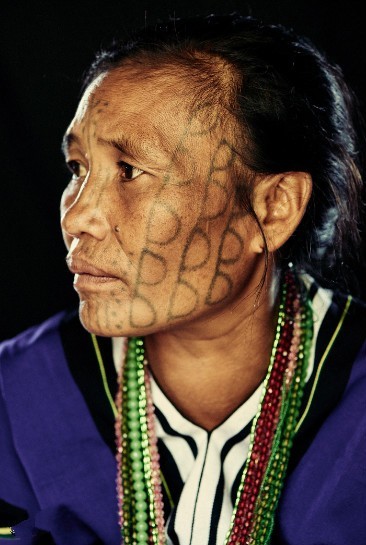 揭秘缅甸马根族妇女纹面背后的真相