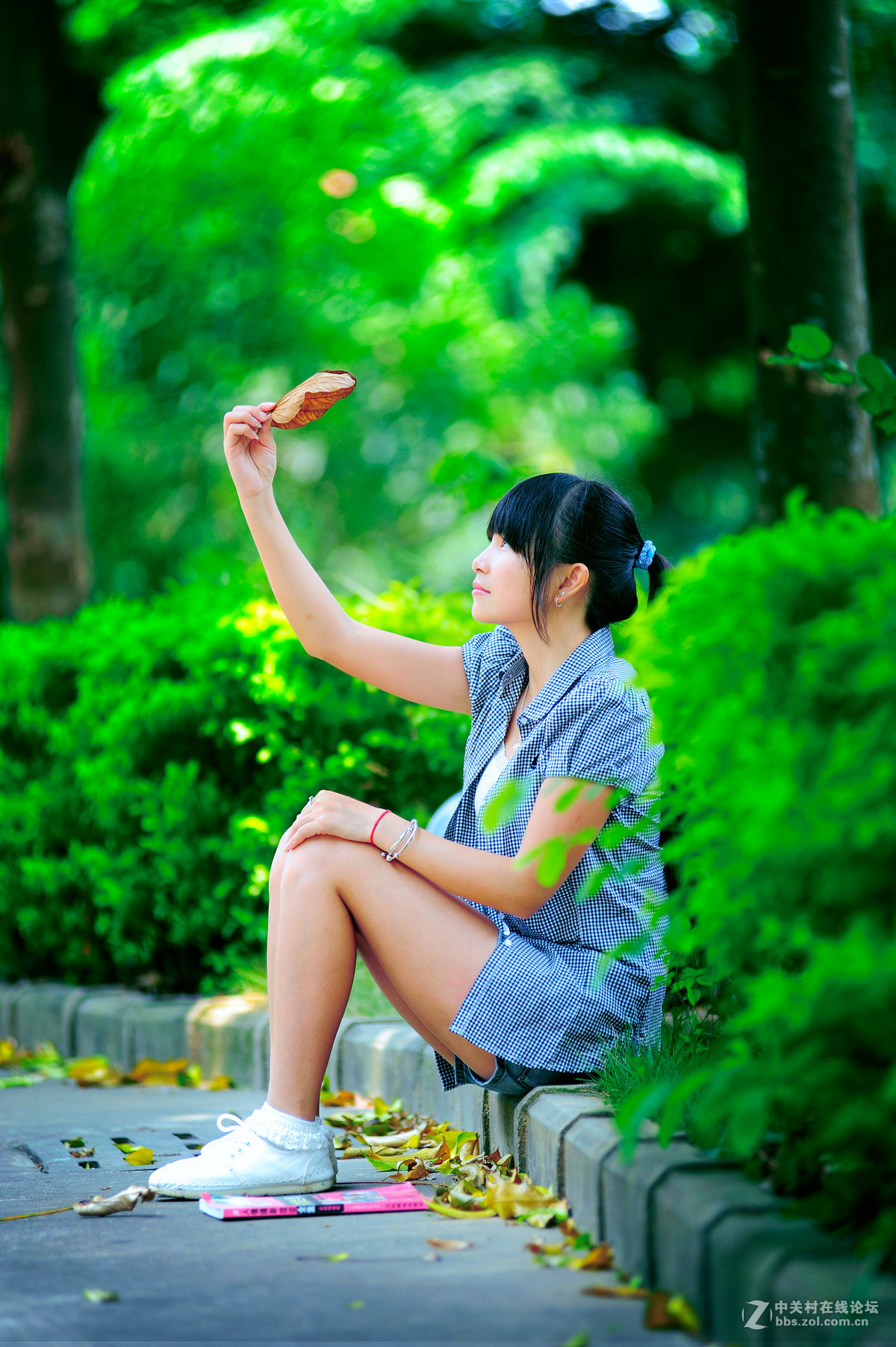 刚进的小钢炮就找了个妹子拍人像