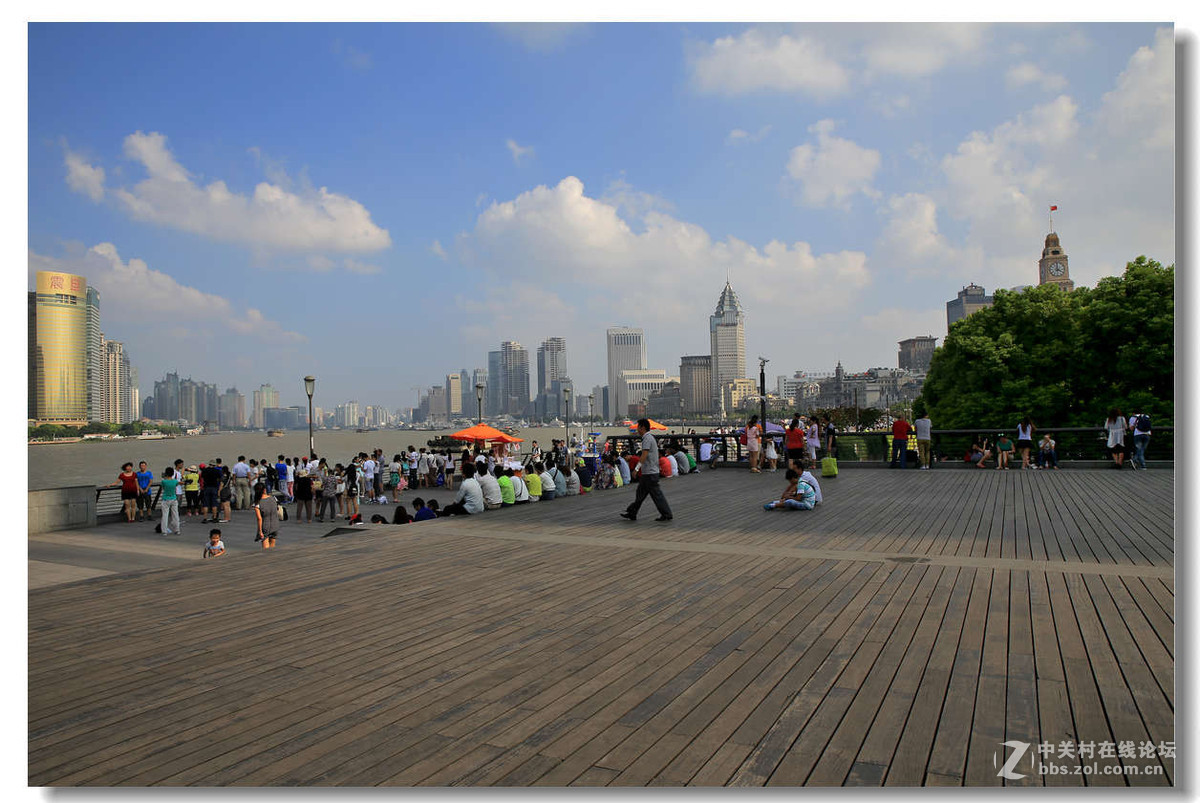 蓝天白云下的上海外滩景色2