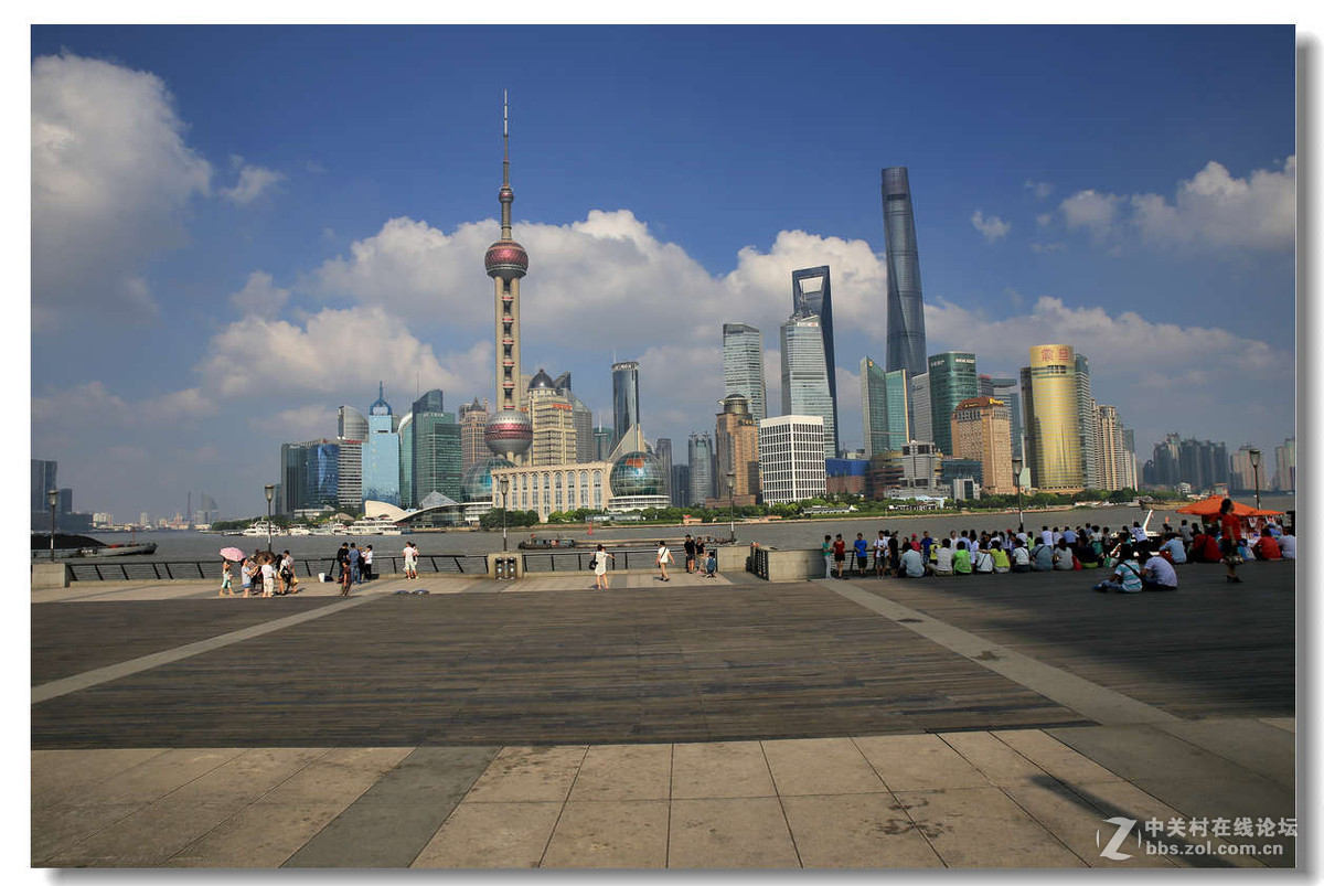 蓝天白云下的上海外滩景色2