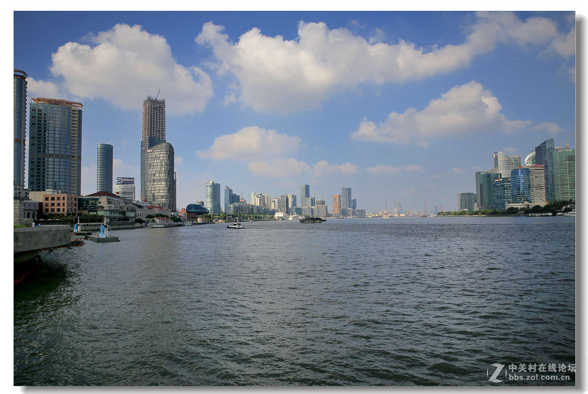 蓝天白云下的上海外滩景色2