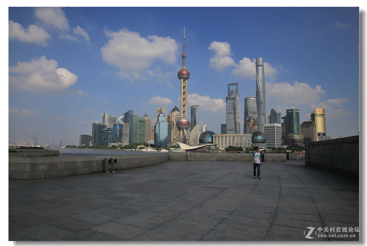 蓝天白云下的上海外滩景色2