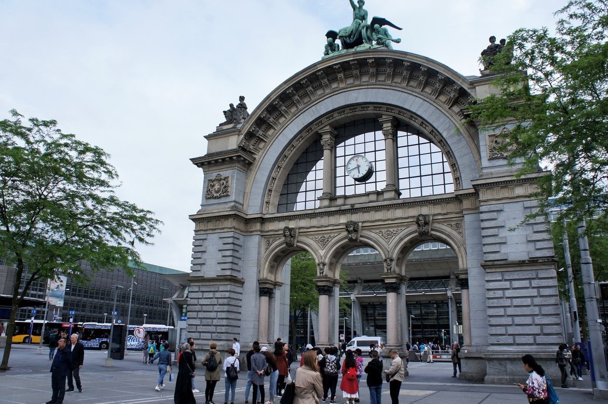 2019-06-06 瑞士旅行： Luzern火车站后面真实的街道