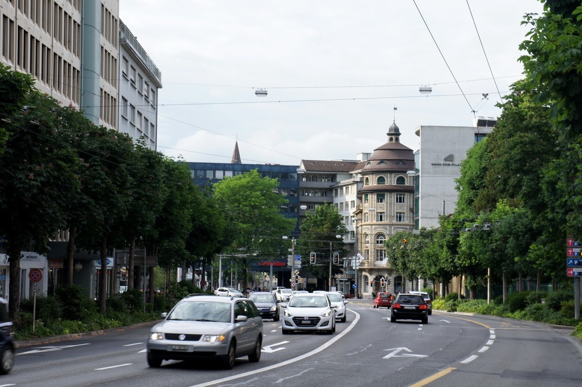 2019-06-06 瑞士旅行： Luzern火车站后面真实的街道
