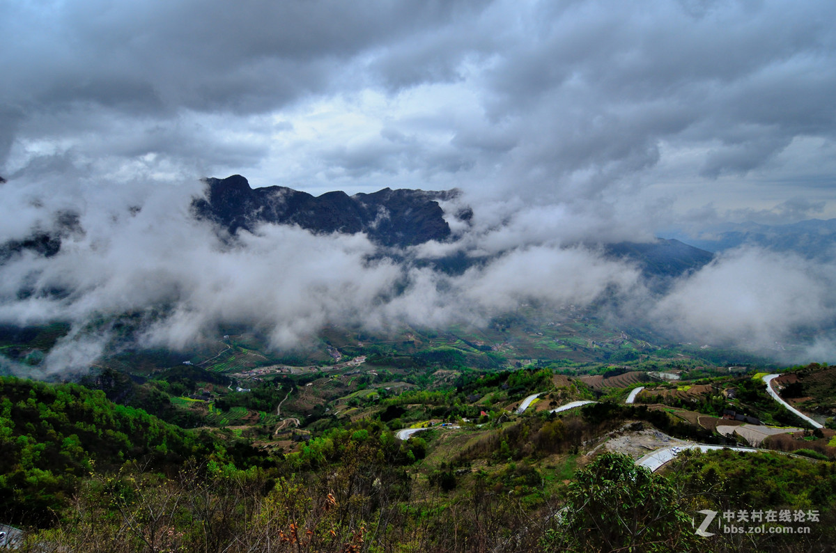 云雾缭绕风堰古梯田