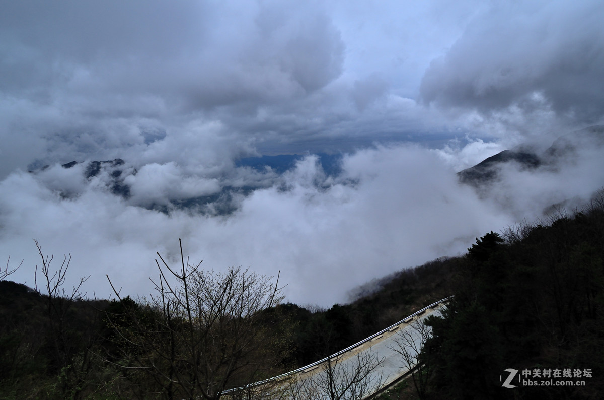 云雾缭绕风堰古梯田