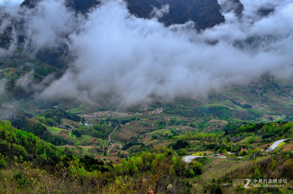 云雾缭绕风堰古梯田