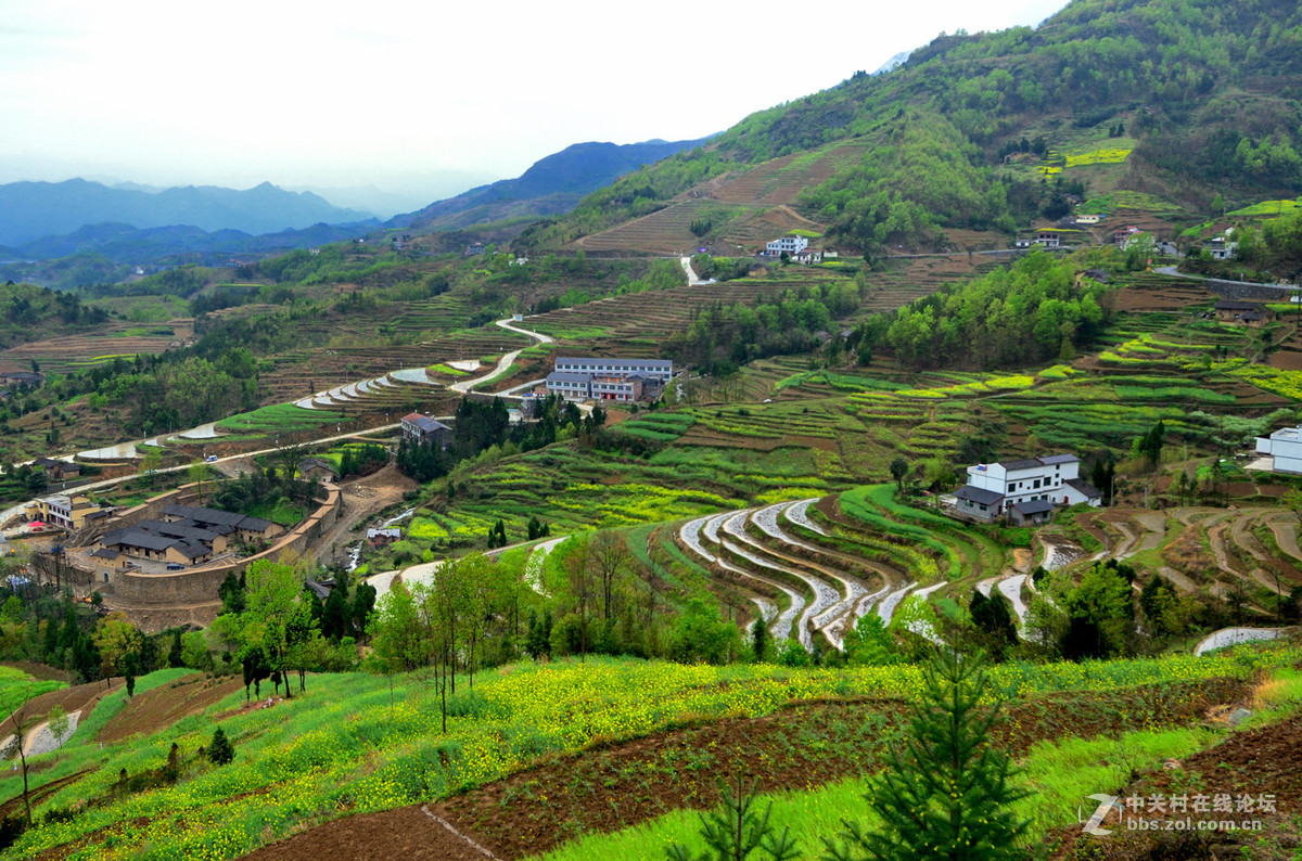 云雾缭绕风堰古梯田