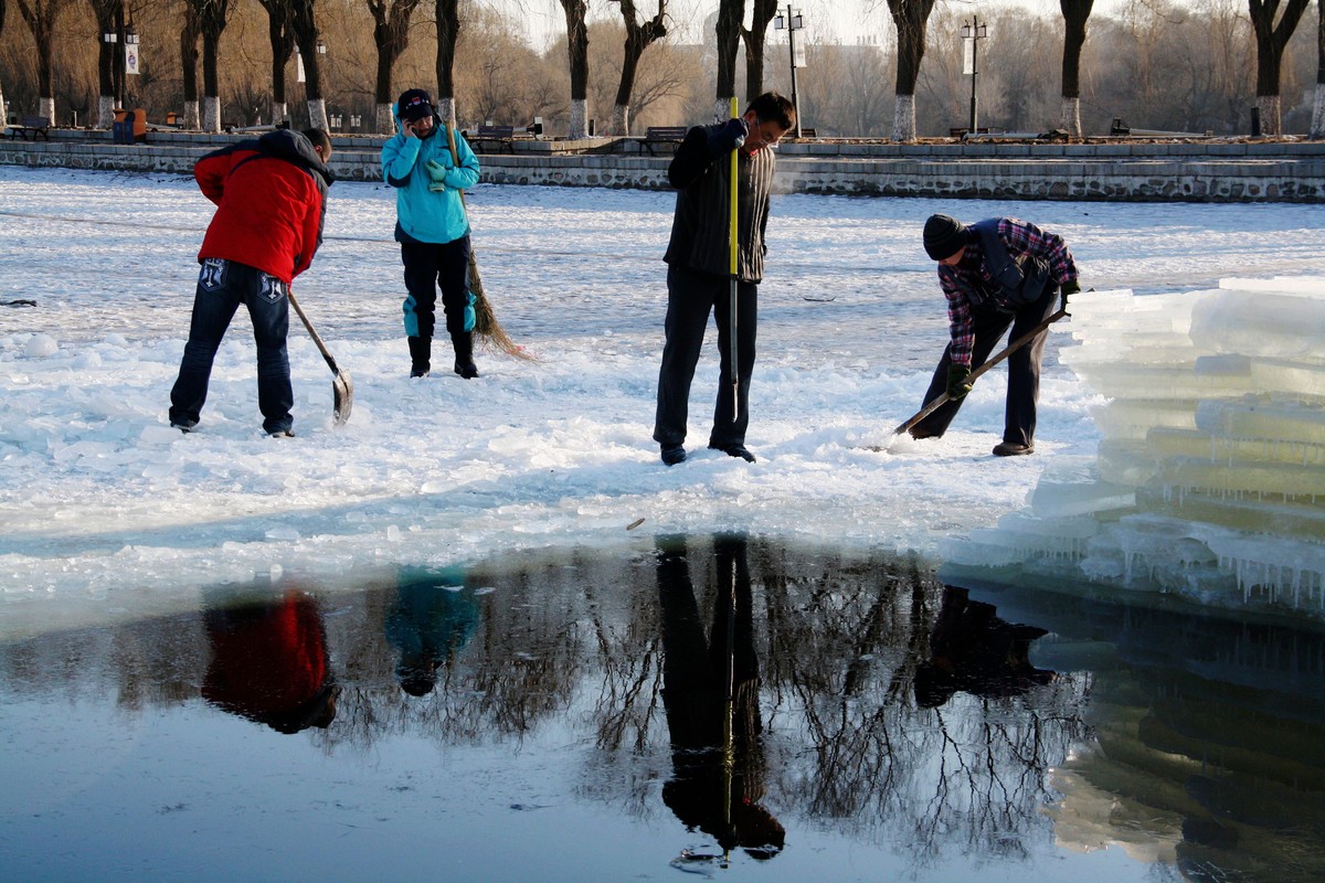 2015年元月2日拍摄 沈阳北陵公园 冬泳队的 新习作    祝福各位师友新年快乐 万事如意