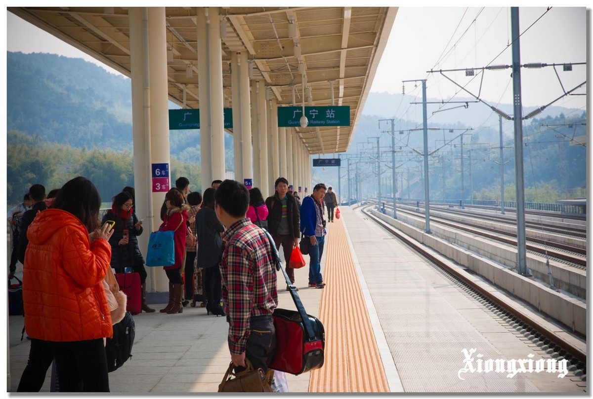 贵广高铁开通、途经广宁站.站台候车的人