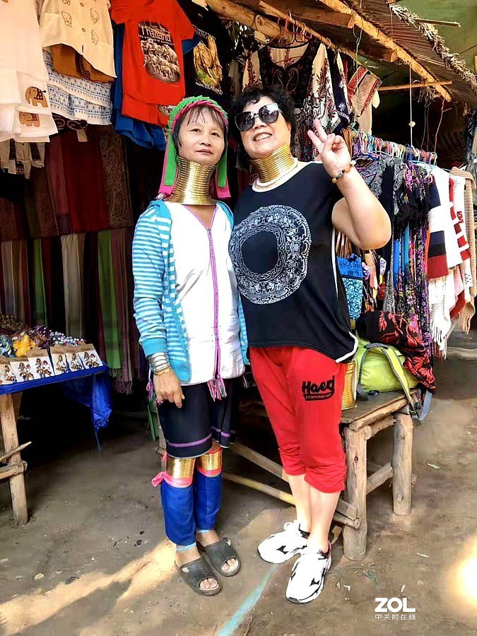 我们在清迈看到【长颈族村的长颈人】,【大耳族人】。