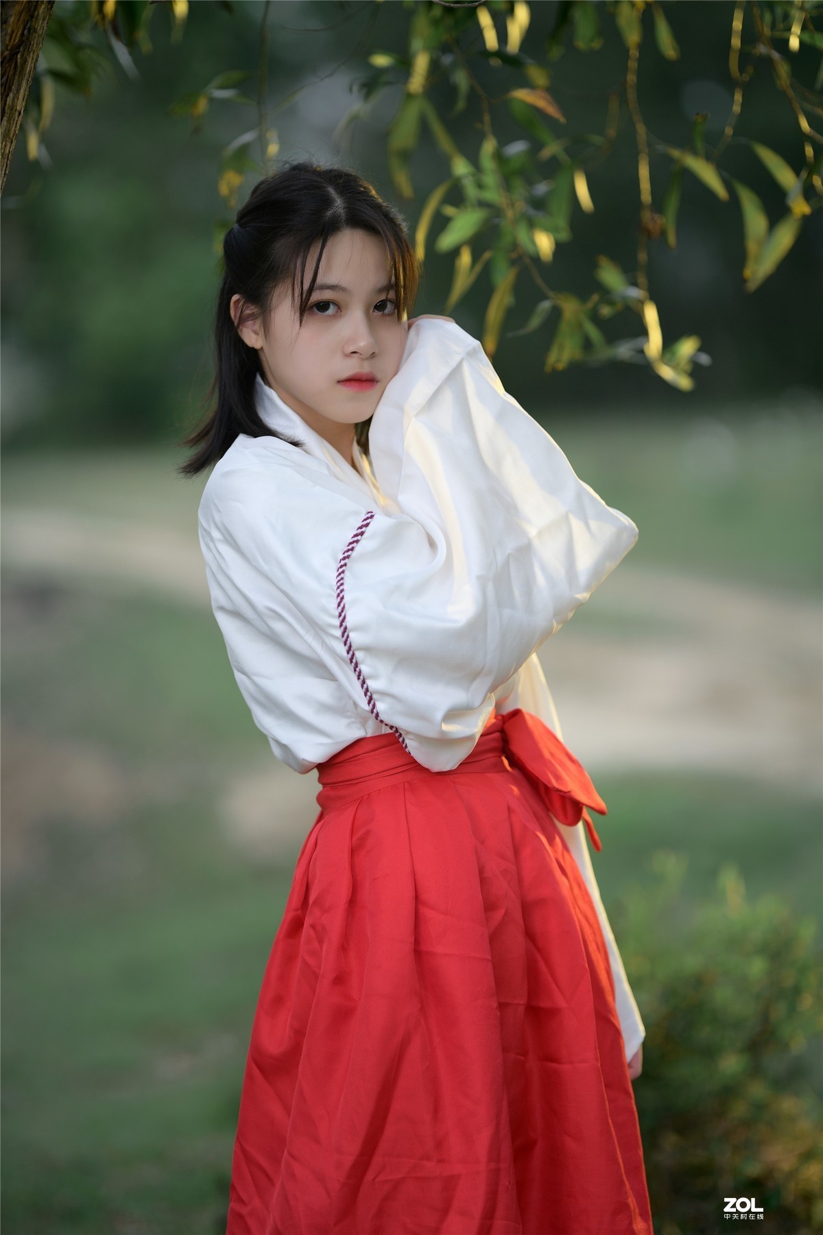 云想衣裳花想容，春风拂槛露华浓