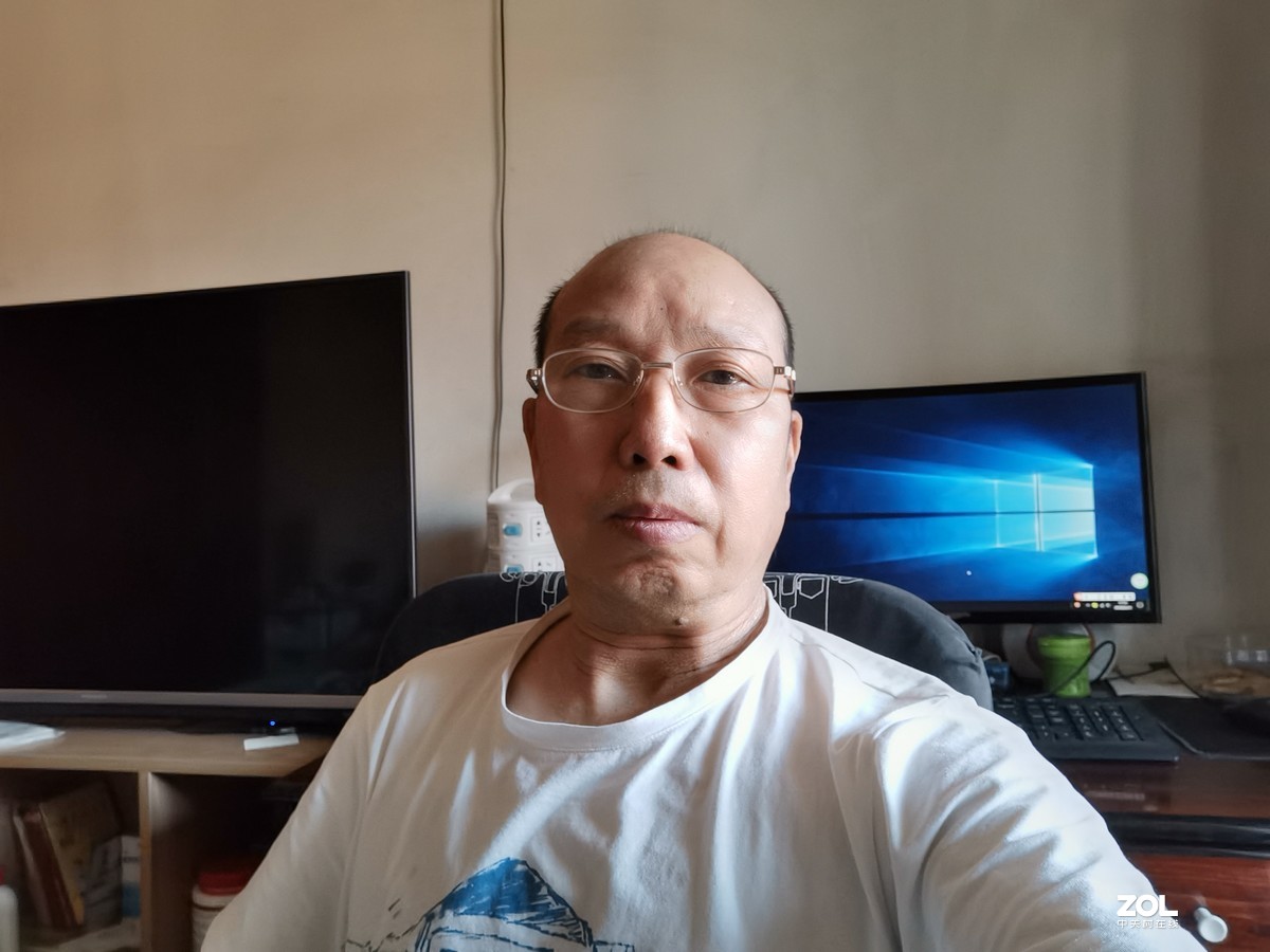 华为 MATE 30 刚刚到货，测试室内拍摄效果。