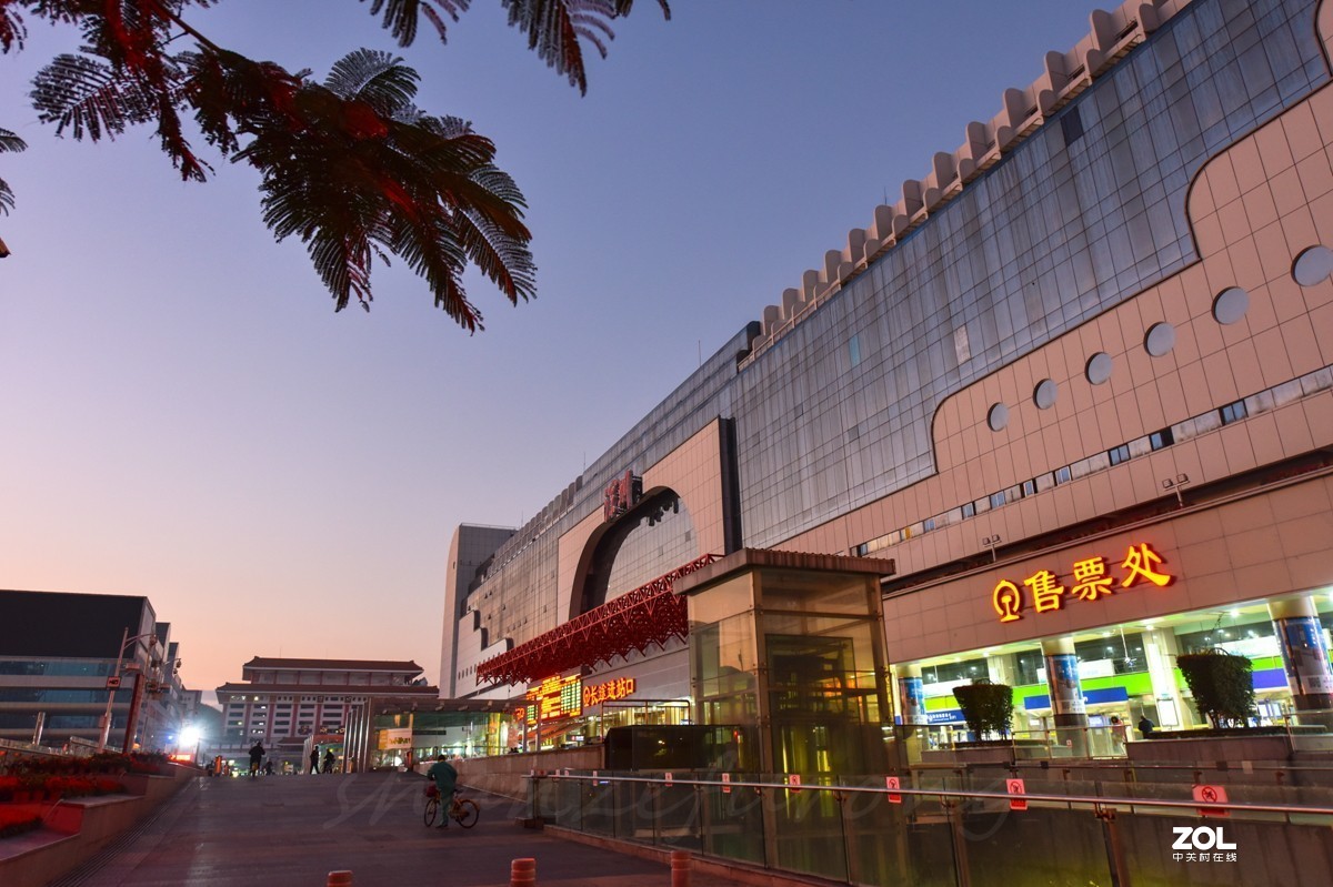清晨的深圳火车站202031tie
