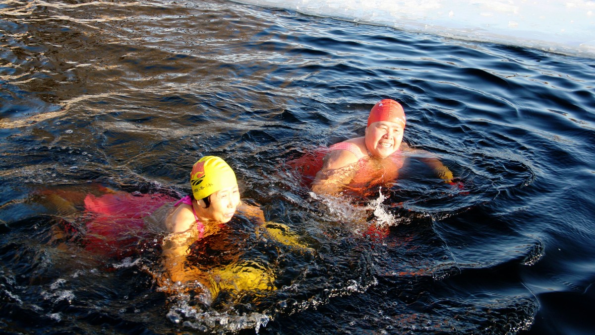 2015年元月2日拍摄 沈阳北陵公园 冬泳队的 新习作    祝福各位师友新年快乐 万事如意
