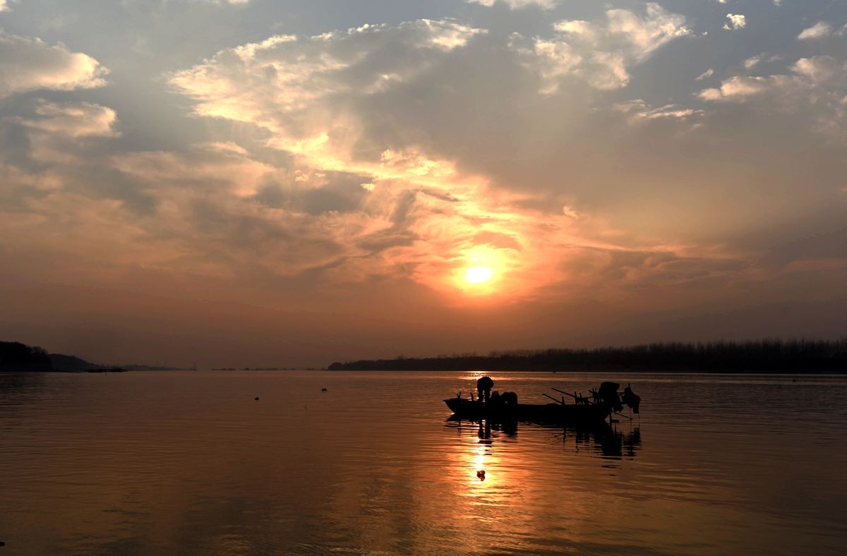 一步步滑进尼坑