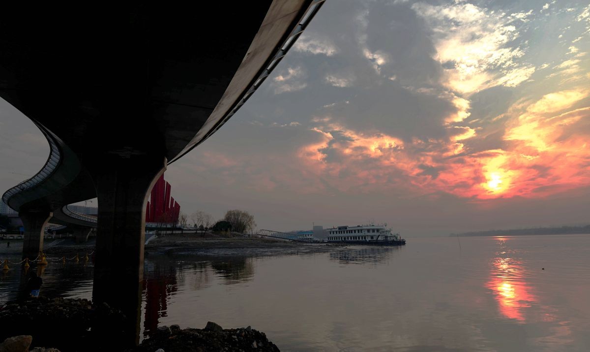 一步步滑进尼坑