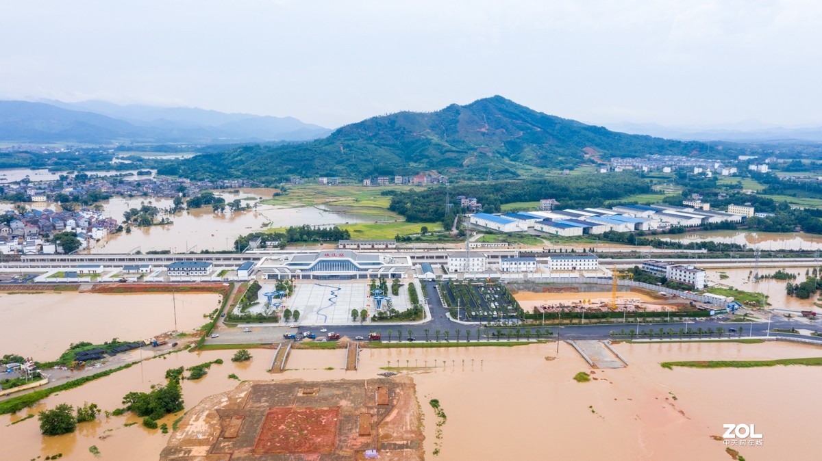 江西峡江：洪水来袭 水边镇党员干部“乘风破浪”逆行而上