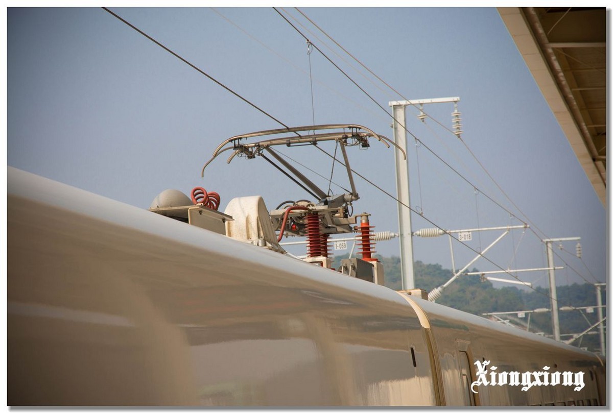 贵广高铁开通、途经广宁站.站台候车的人