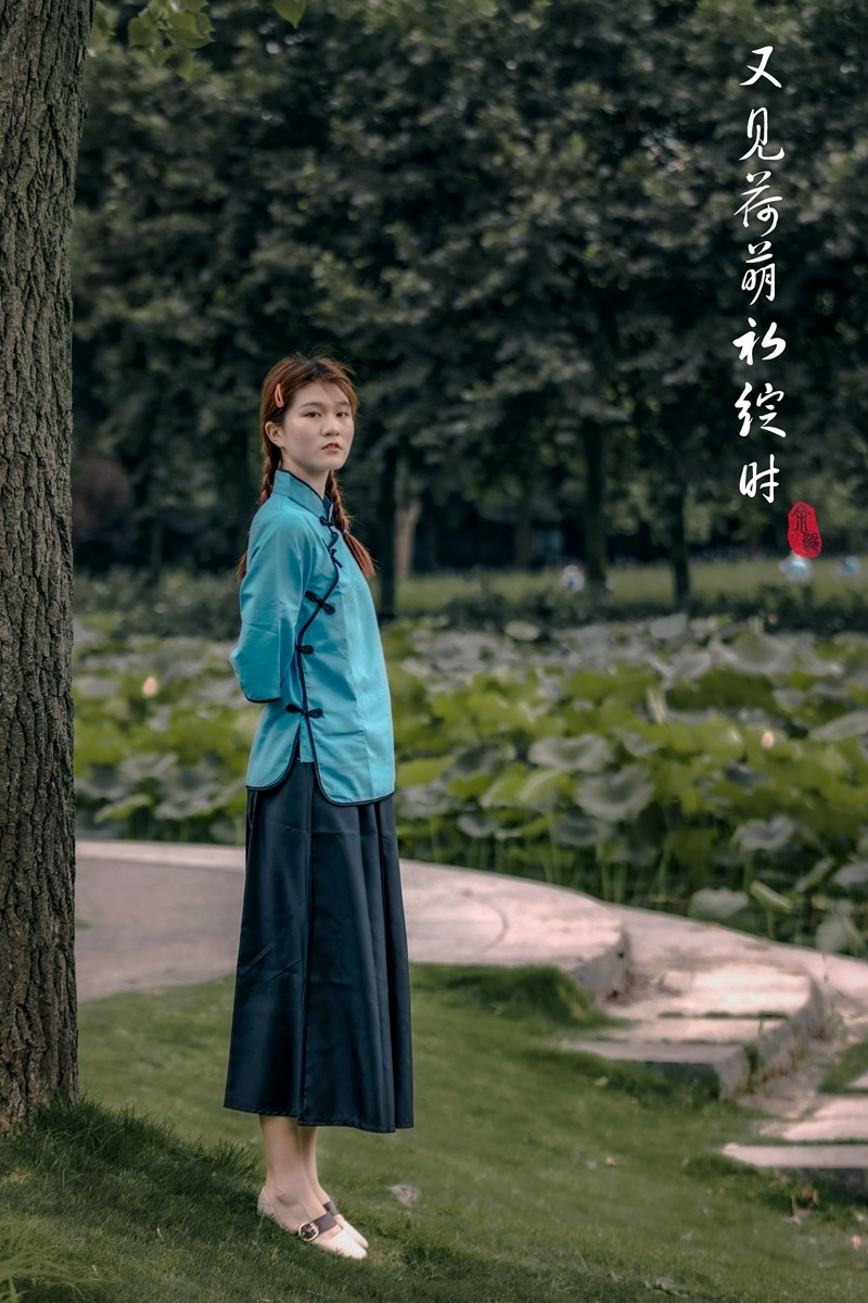 又见何萌初绽时