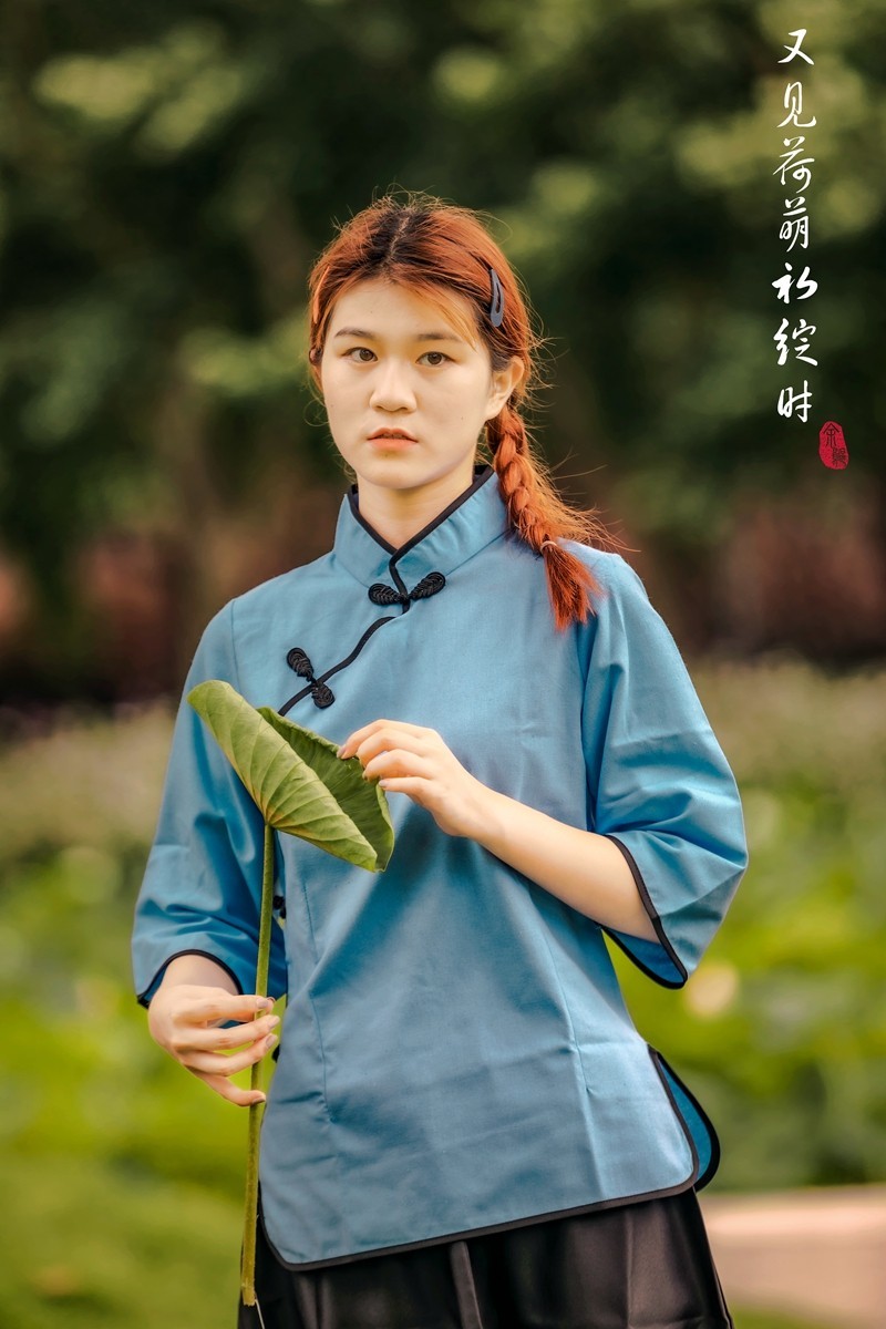 又见何萌初绽时