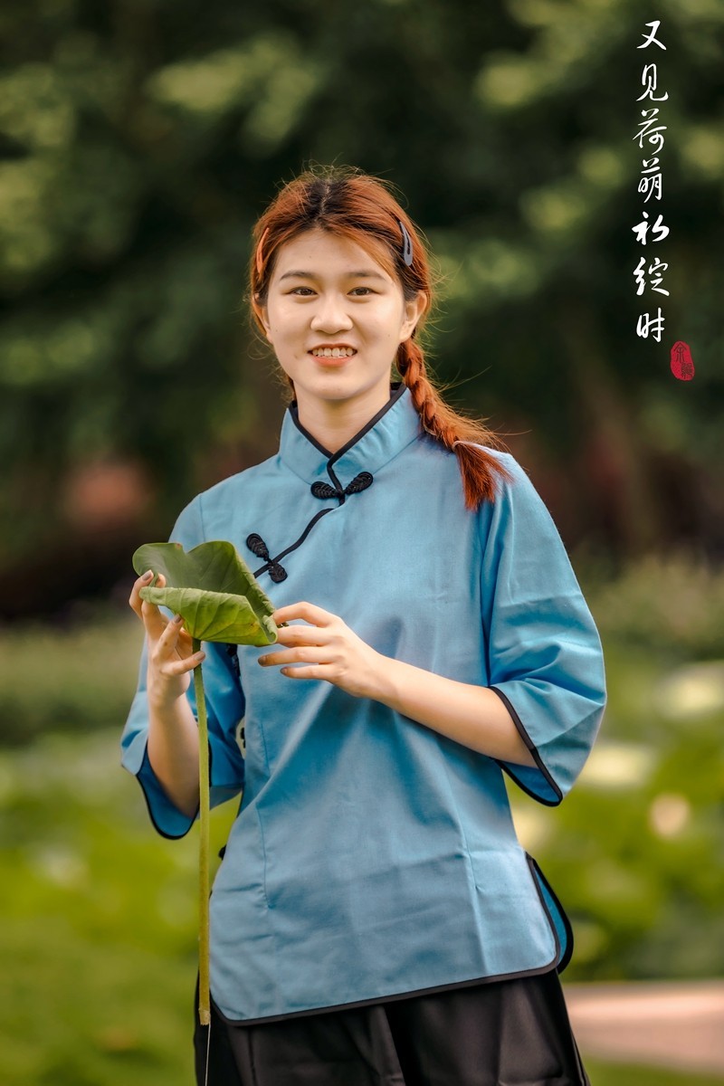 又见何萌初绽时