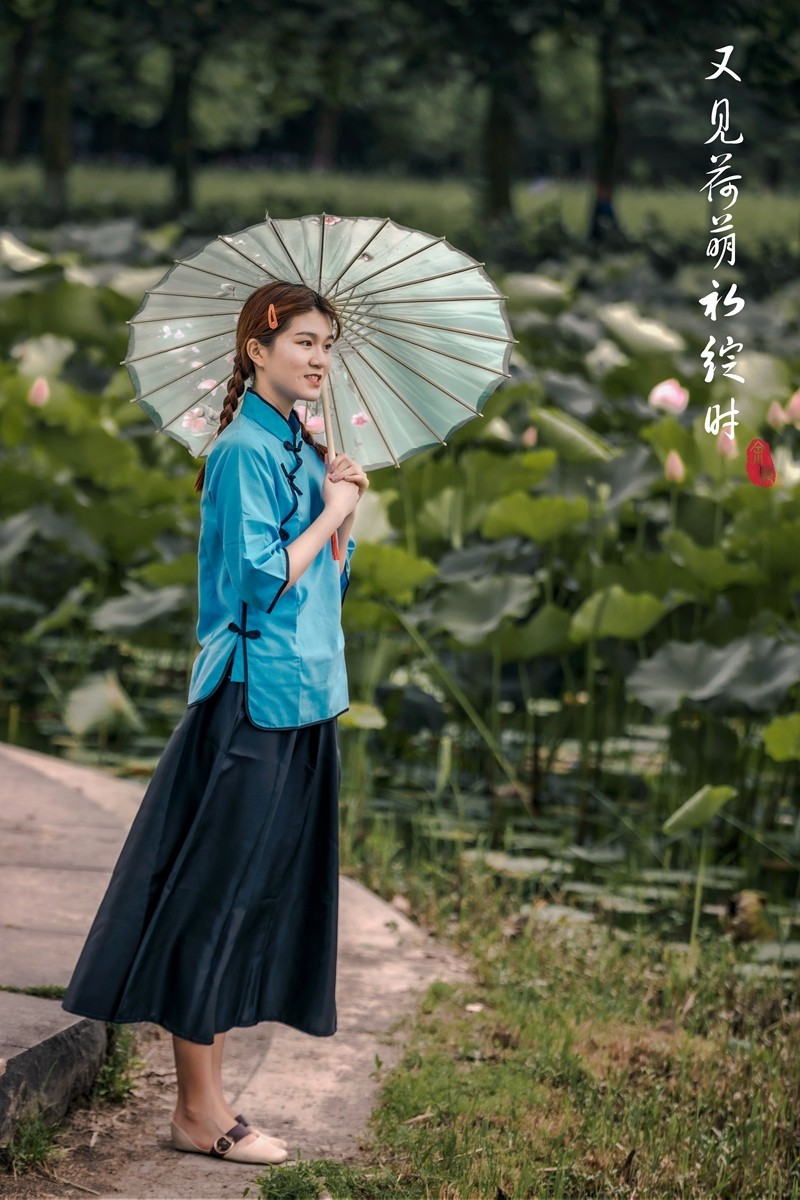 又见何萌初绽时