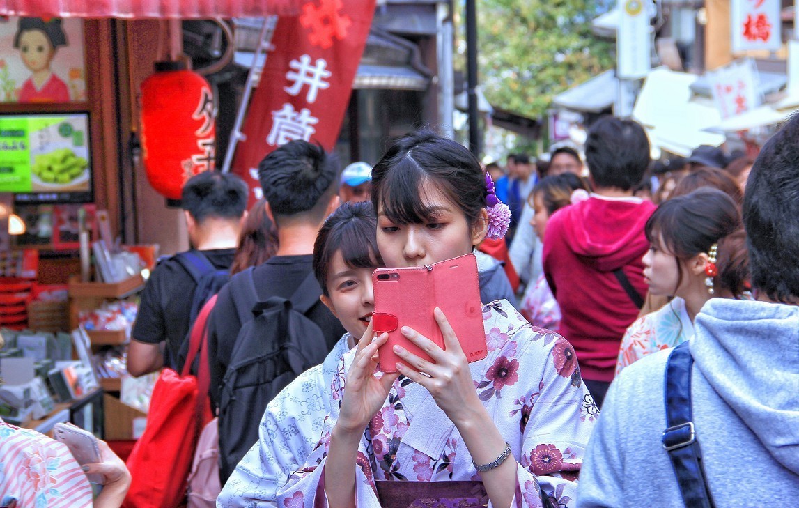 日本旅游六《进入景点抓拍的美女》人挤人看到美女就咔嚓大爷来了管你同意不同意！