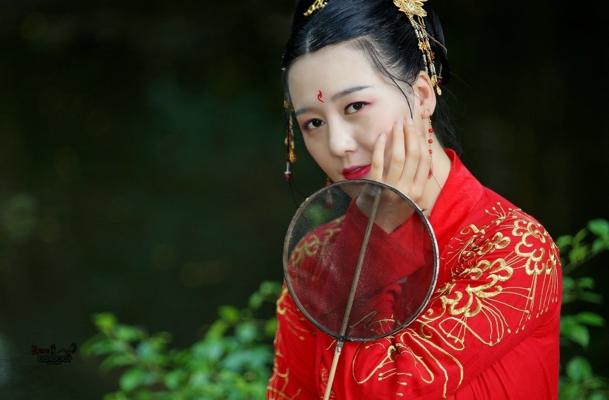 池塘边古装淑女燕菲