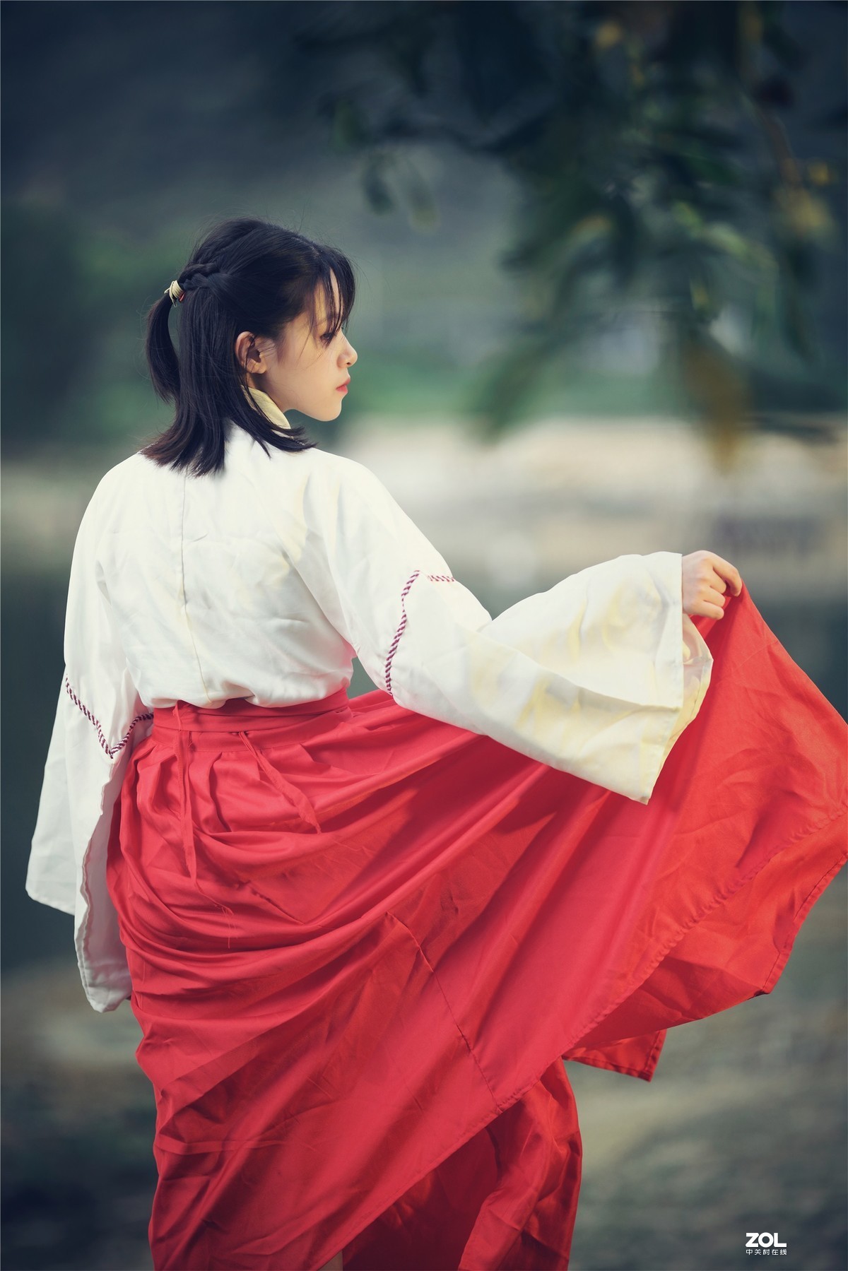 云想衣裳花想容，春风拂槛露华浓