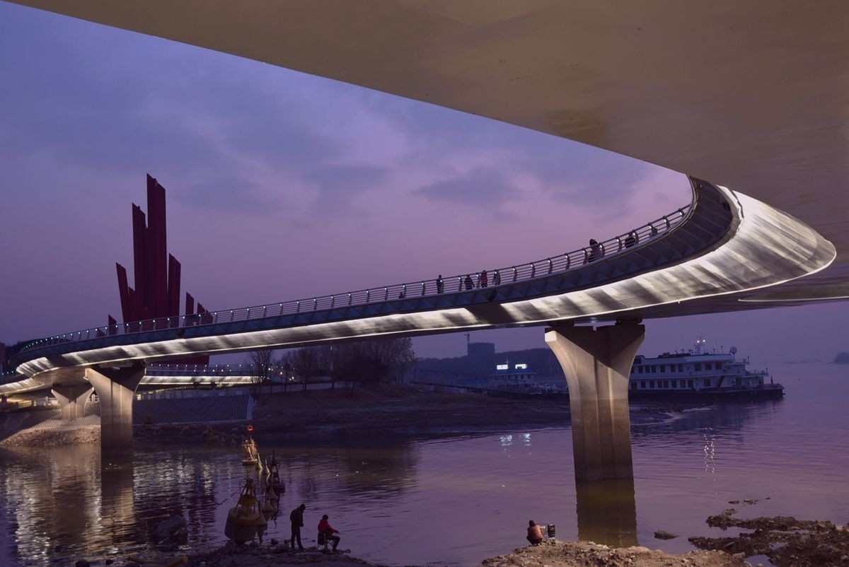 一步步滑进尼坑