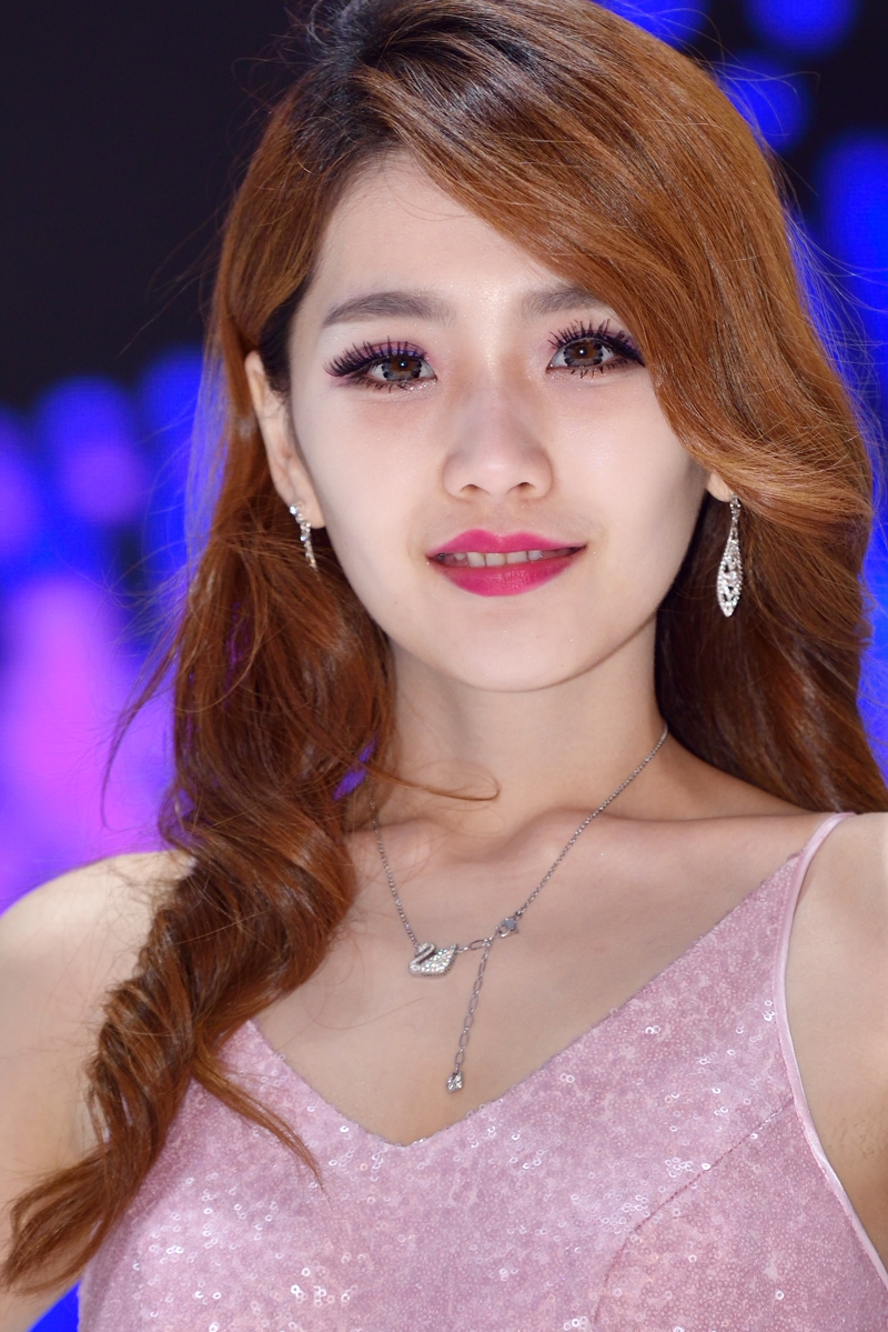 车展美模一组祝贺菏泽论坛开版大吉