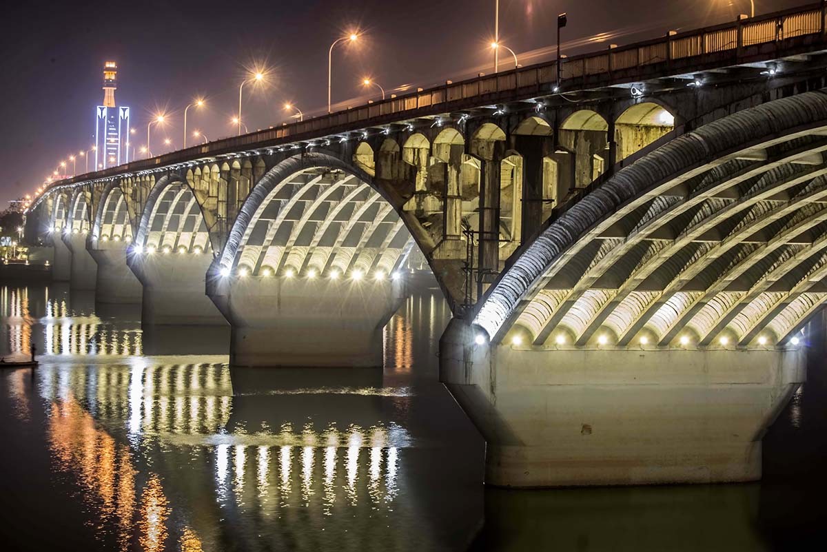 与酒吧大异其趣的夜色