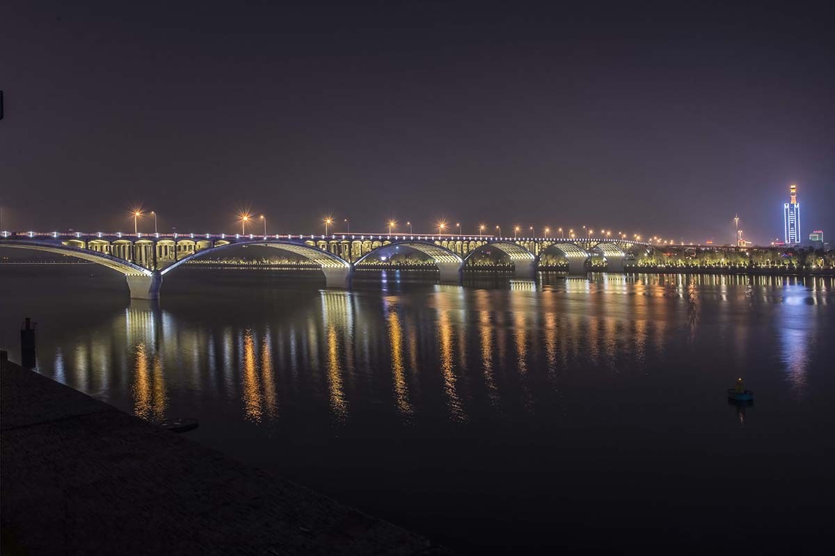 与酒吧大异其趣的夜色