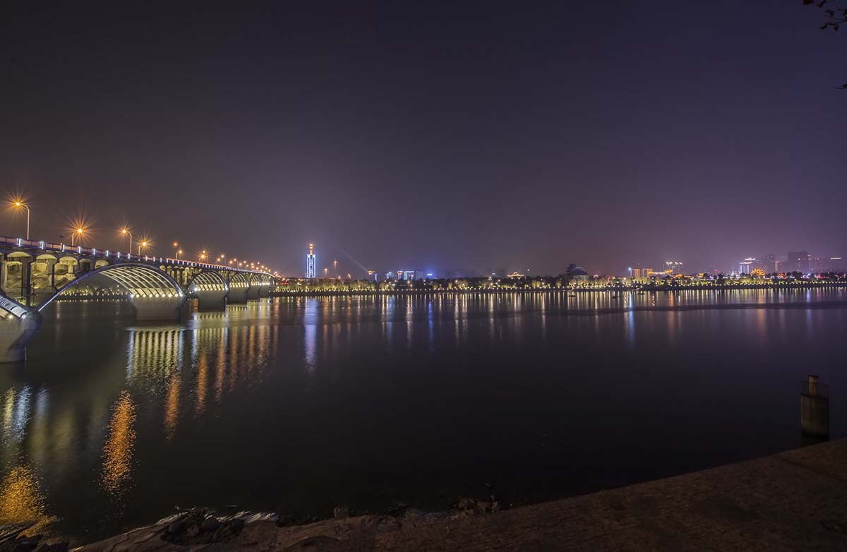 与酒吧大异其趣的夜色