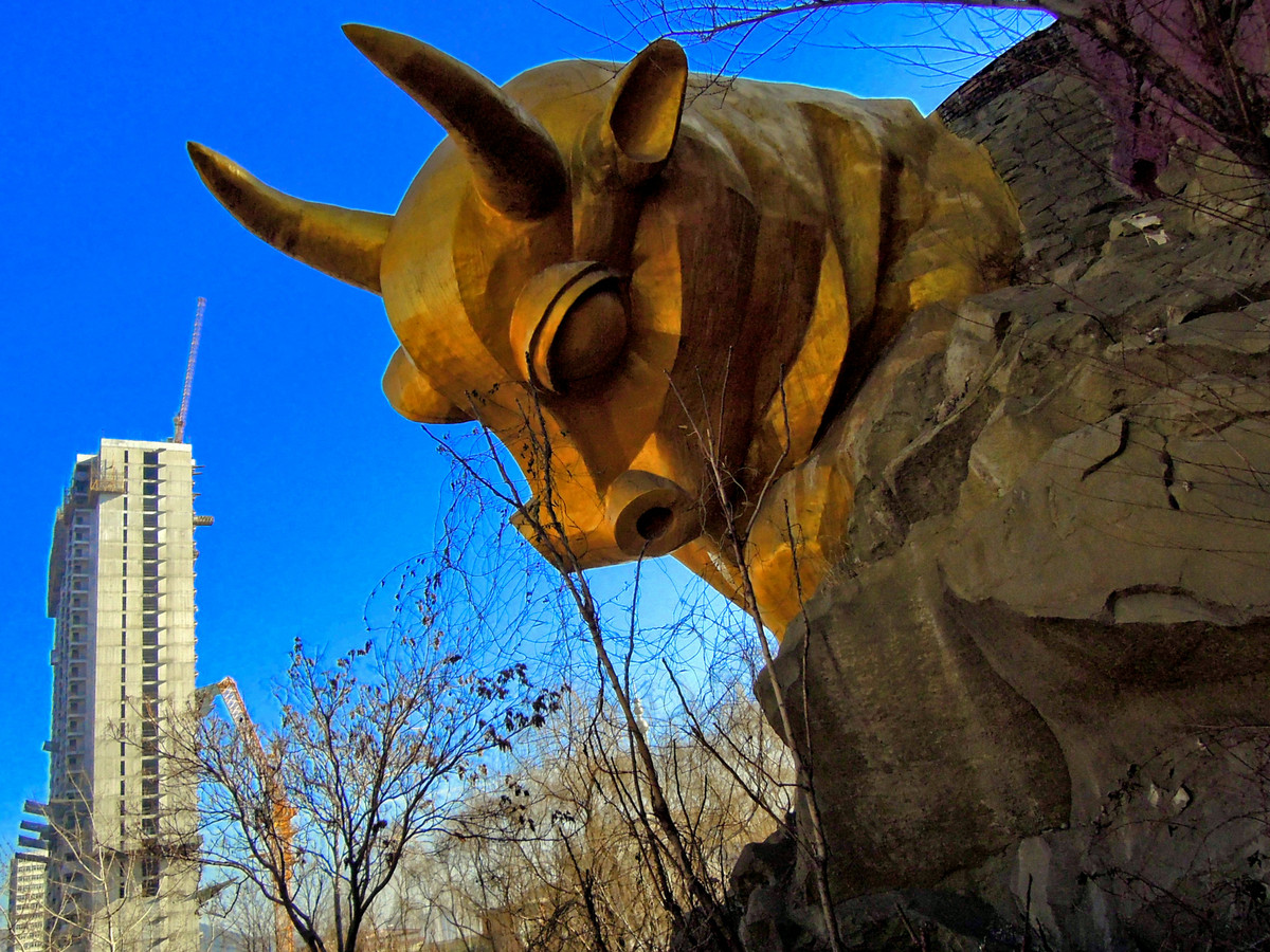 太原古交金牛桥头望金牛