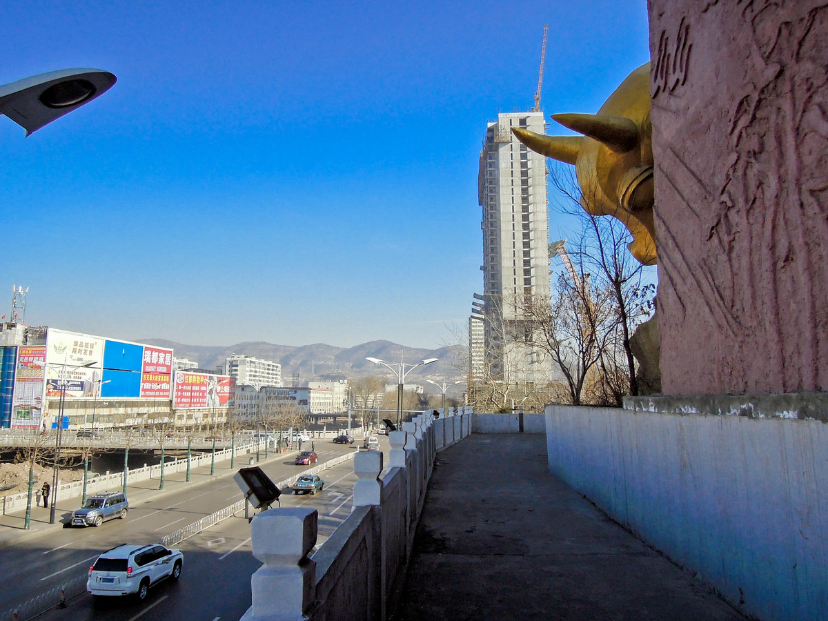 太原古交金牛桥头望金牛