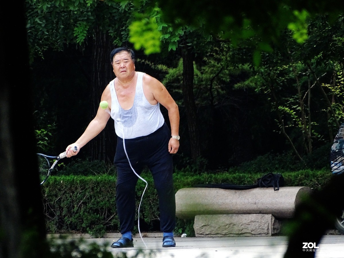自己在打球的老人