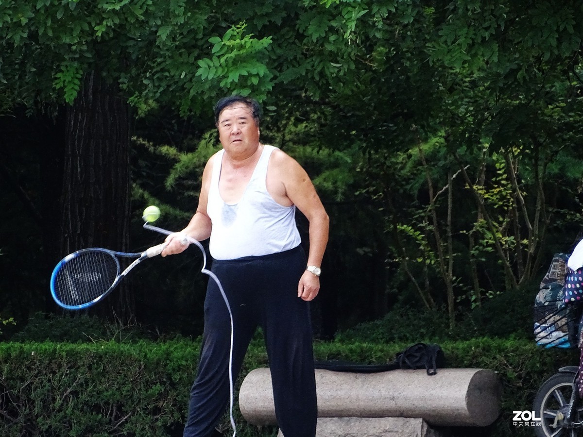 自己在打球的老人