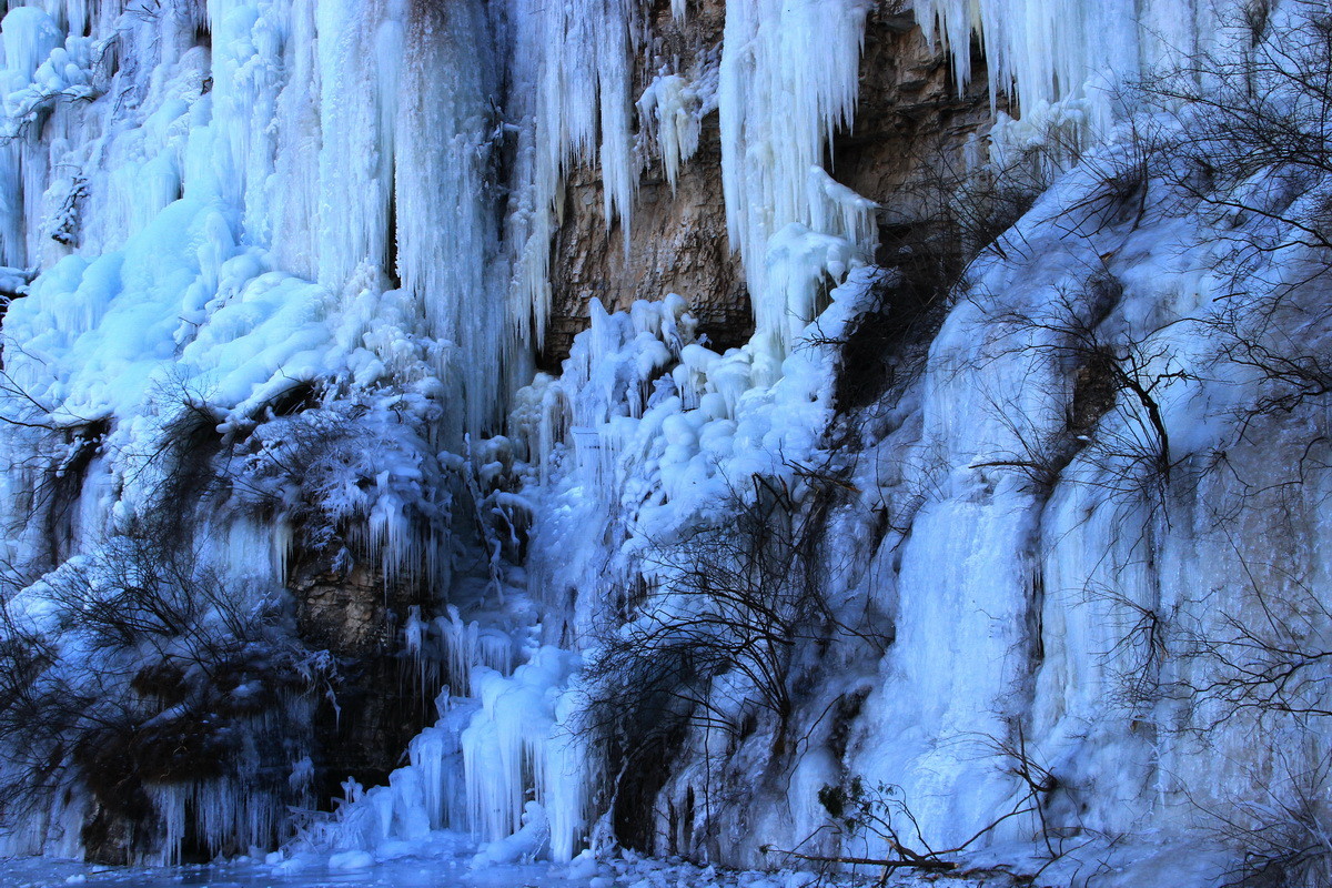 寒冬霞云岭冰瀑布奇观(一)